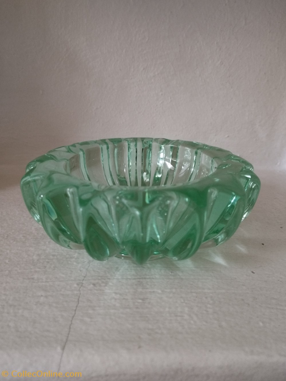Verre - Cendrier Pierre d'Avesn teinté vert dans la masse art antiquites verrerie verre cendrier pierre avesn teinte vert dans la masse