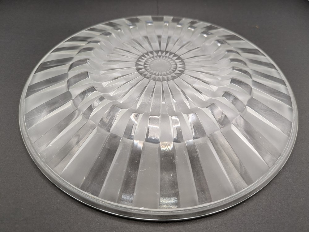 art antiquites verre moule presse assiette grande andre hunebelle a decor geometrique