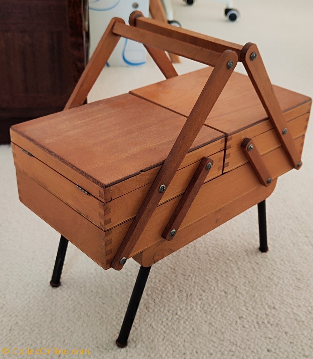 art antiquites meubles autre travailleuse en bois a 3 rangements bois sur pied metal
