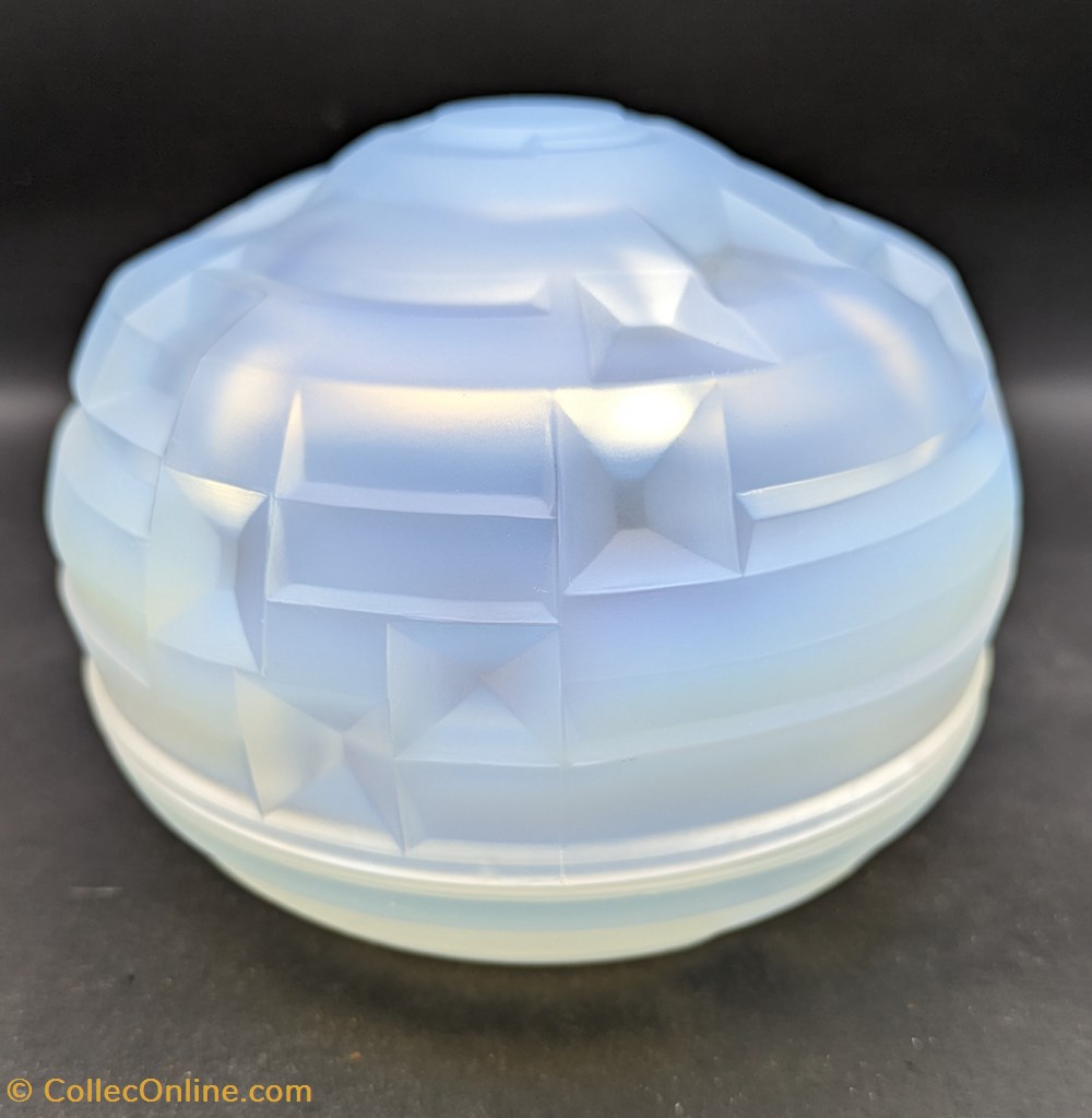 art antiquites verrerie verre opalescent bonbonniere andre hunebelle a decor geometrique
