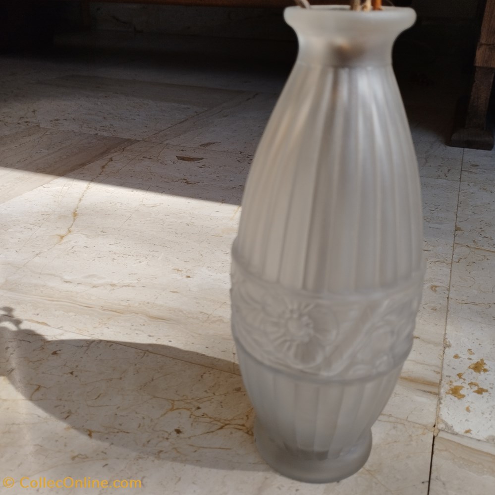 antiquites verrerie verre moule presse vase tyc blanc art deco