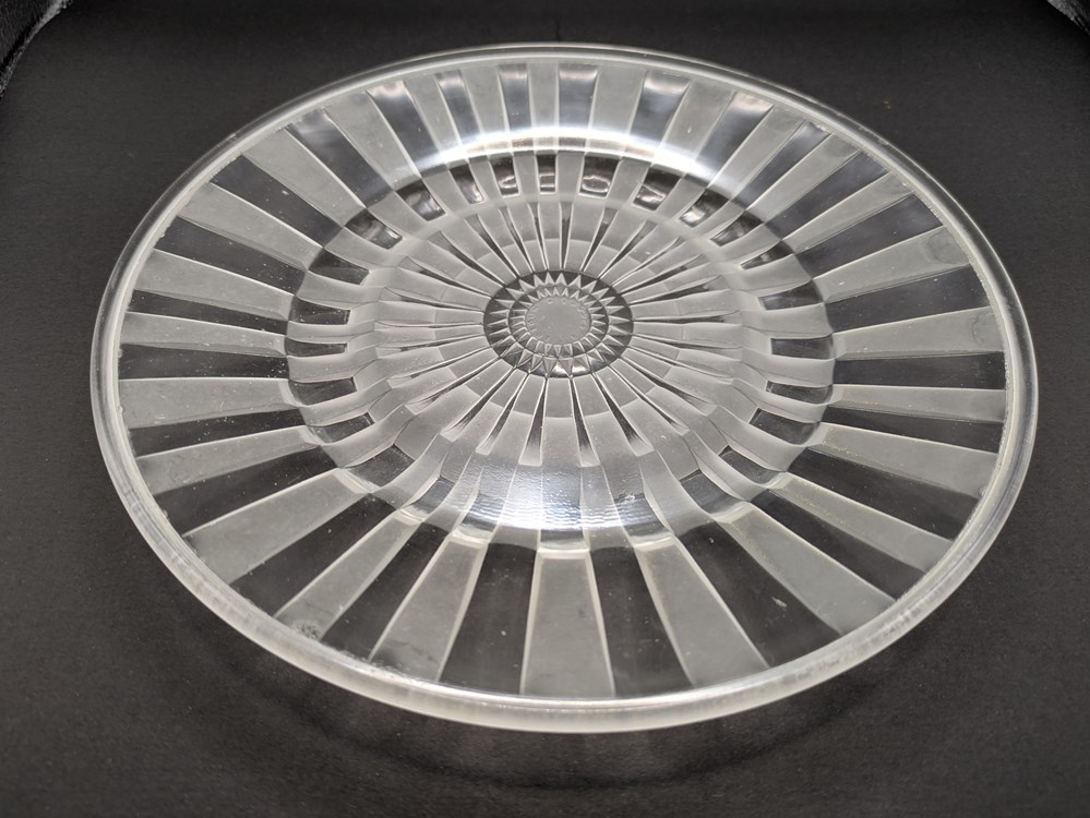 art antiquites verre moule presse assiette grande andre hunebelle a decor geometrique
