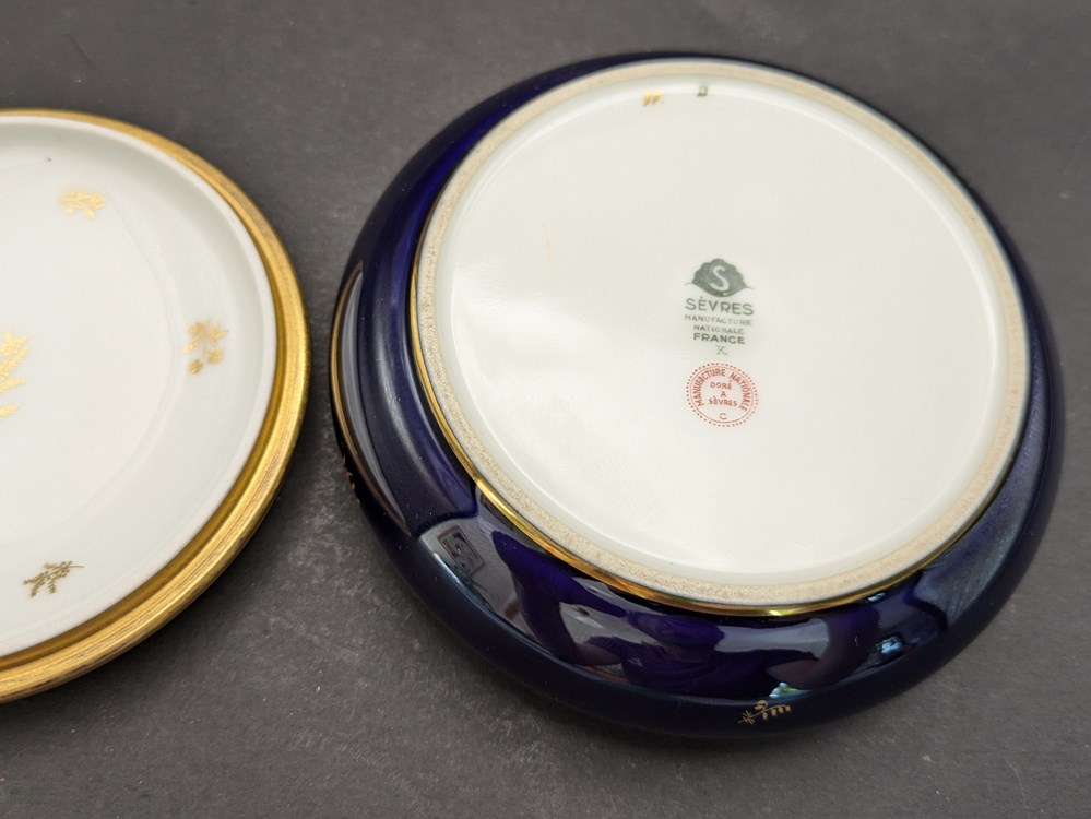art antiquites porcelaine sevres pilulier bleu de sevres