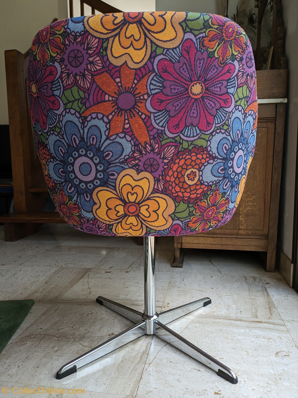 Siège - Fauteuil sur pied central pivotant en métal, assise refaite tissu style 70s 3 art antiquites siege fauteuil sur pied central pivotant en metal assise refaite tissu style 70s