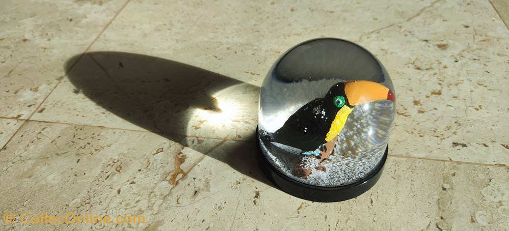 figurines animaux plastique boule de neige toucan
