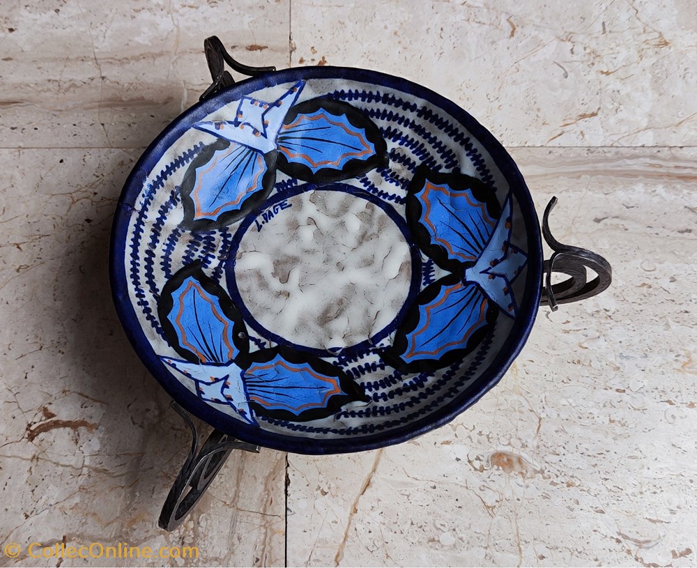 art antiquites ceramique coupe dage sur support en fer forge a decor de chardons bleu