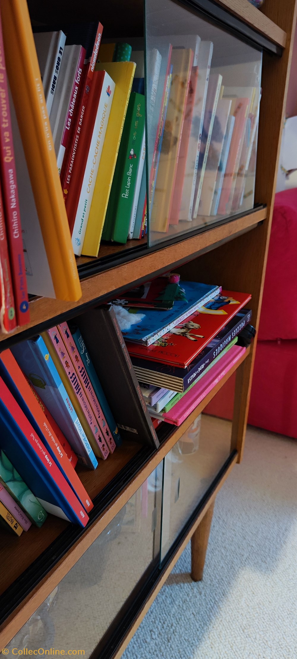 Meuble - Bibliothèque sur pieds hauts, 4 compartiments dont 2 vitrés années 60s 3 antiquites meubles meuble bibliotheque sur pieds hauts 4 compartiments dont 2 vitres annees 60s