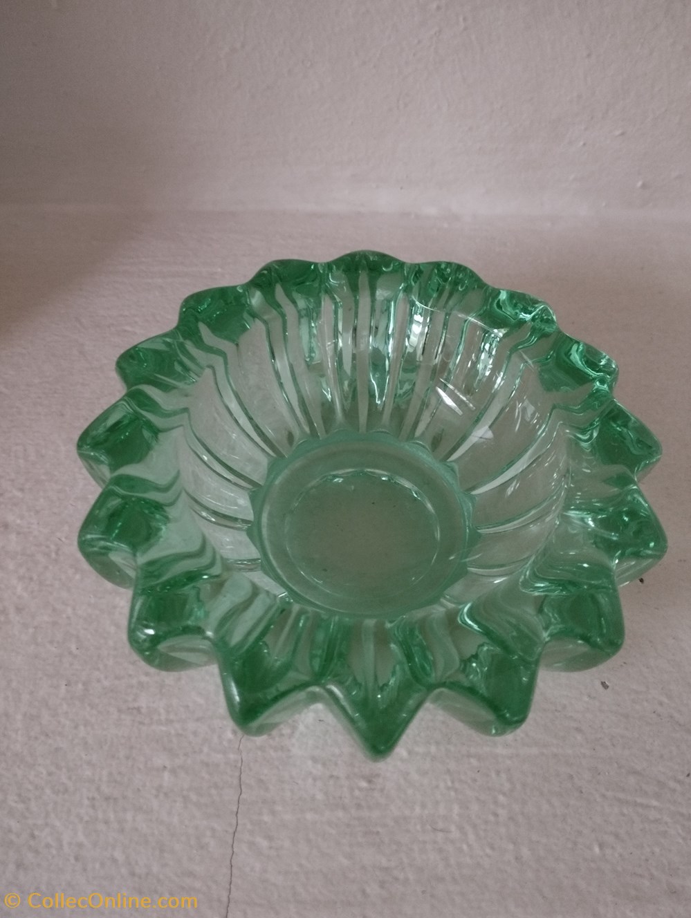 Verre - Cendrier Pierre d'Avesn teinté vert dans la masse 2 art antiquites verrerie verre cendrier pierre avesn teinte vert dans la masse