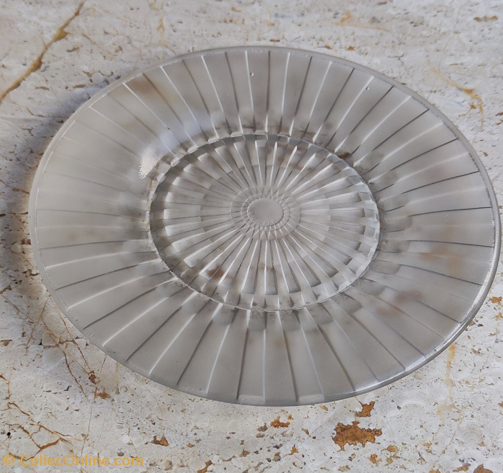 Verre moulé pressé - Assiette André Hunebelle à décor géométrique art antiquites verre moule presse assiette andre hunebelle a decor geometrique