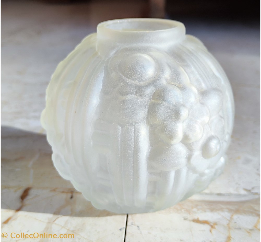 antiquites verrerie verre moule presse vase petite boule art deco a decor floral