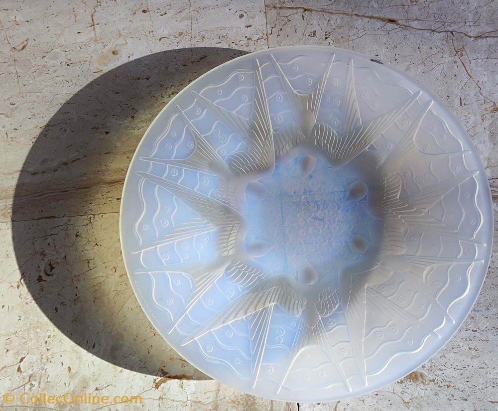 art antiquites verre opalescent coupe pierre avesn a decor de ronde hirondelles sur champ de fleur