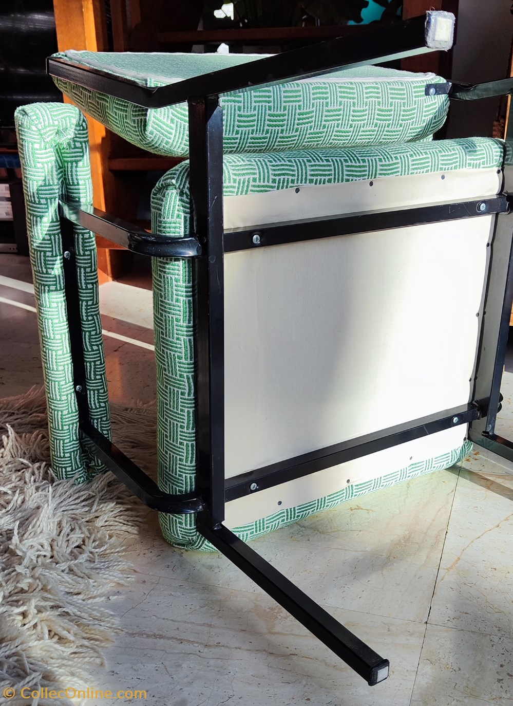 Siège - Fauteuil structure métal noir, assise refaite tissu vert et blanc, années 1970 4 art antiquites siege fauteuil structure metal noir assise refaite tissu vert et blanc annees 1970