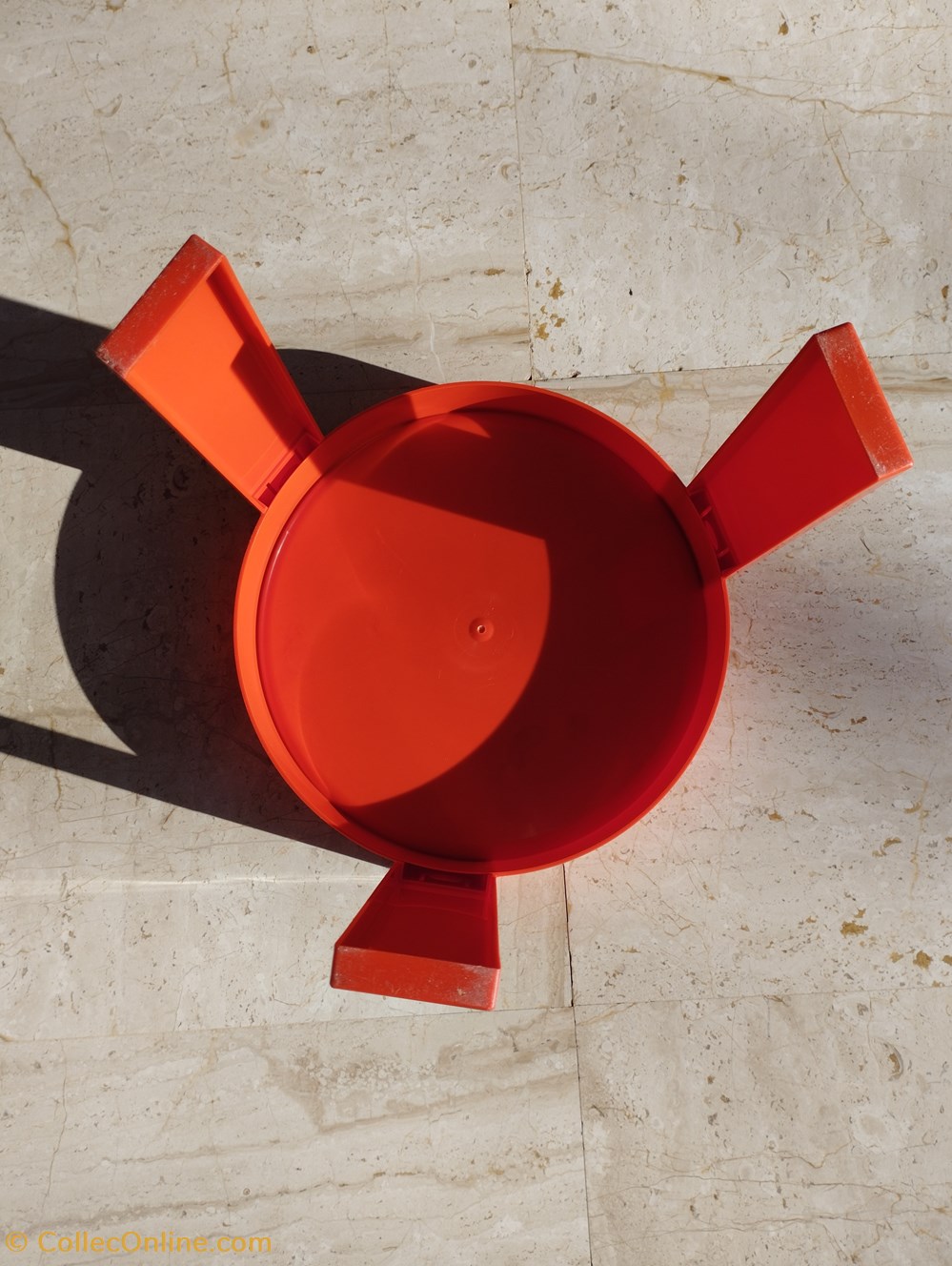Meuble d'appoint - Table plastique rouge Giotto Stoppino éditeur Kastilia 3 art antiquites meubles meuble appoint table plastique rouge giotto stoppino editeur kastilia