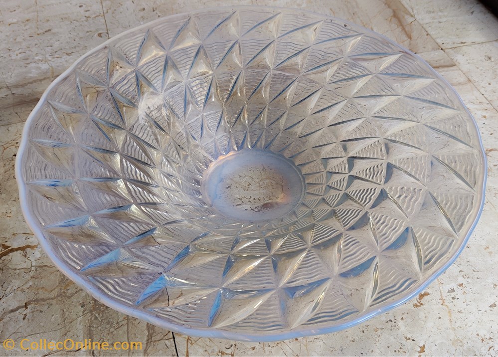 art antiquites verre opalescent coupe grande a decor geometrique