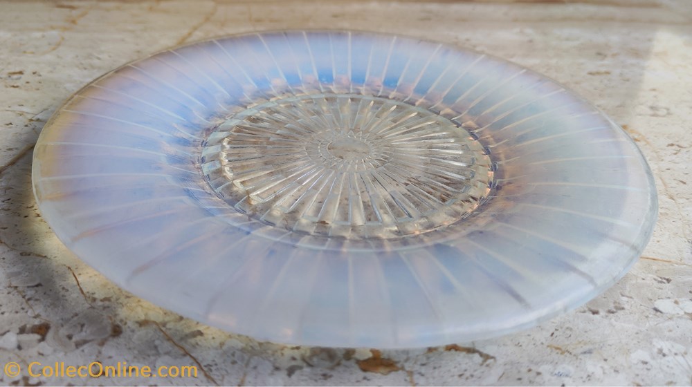 art antiquites verre opalescent assiette andre hunebelle a decor geometrique