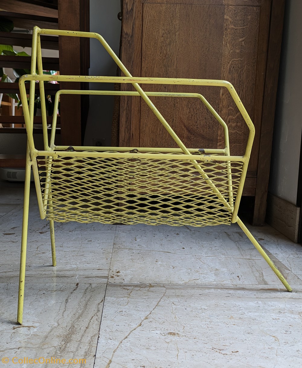 Meuble d'appoint - Porte revues 1960 métal Style Matégot jaune 2 art antiquites meubles meuble appoint porte revues 1960 metal style mategot jaune