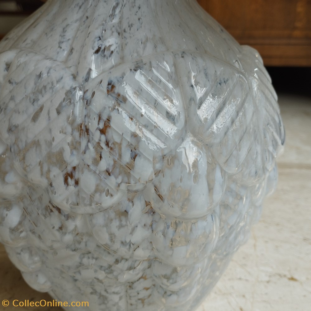Verre Clichy - Vase Clichy blanc boule motifs géométriques 2 art antiquites verrerie verre clichy vase clichy blanc boule motifs geometriques