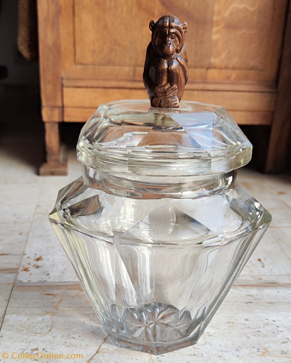 antiquites verre pot naturalisme a pans coupes et forme de diamant couvercle singe en bois stylise art deco
