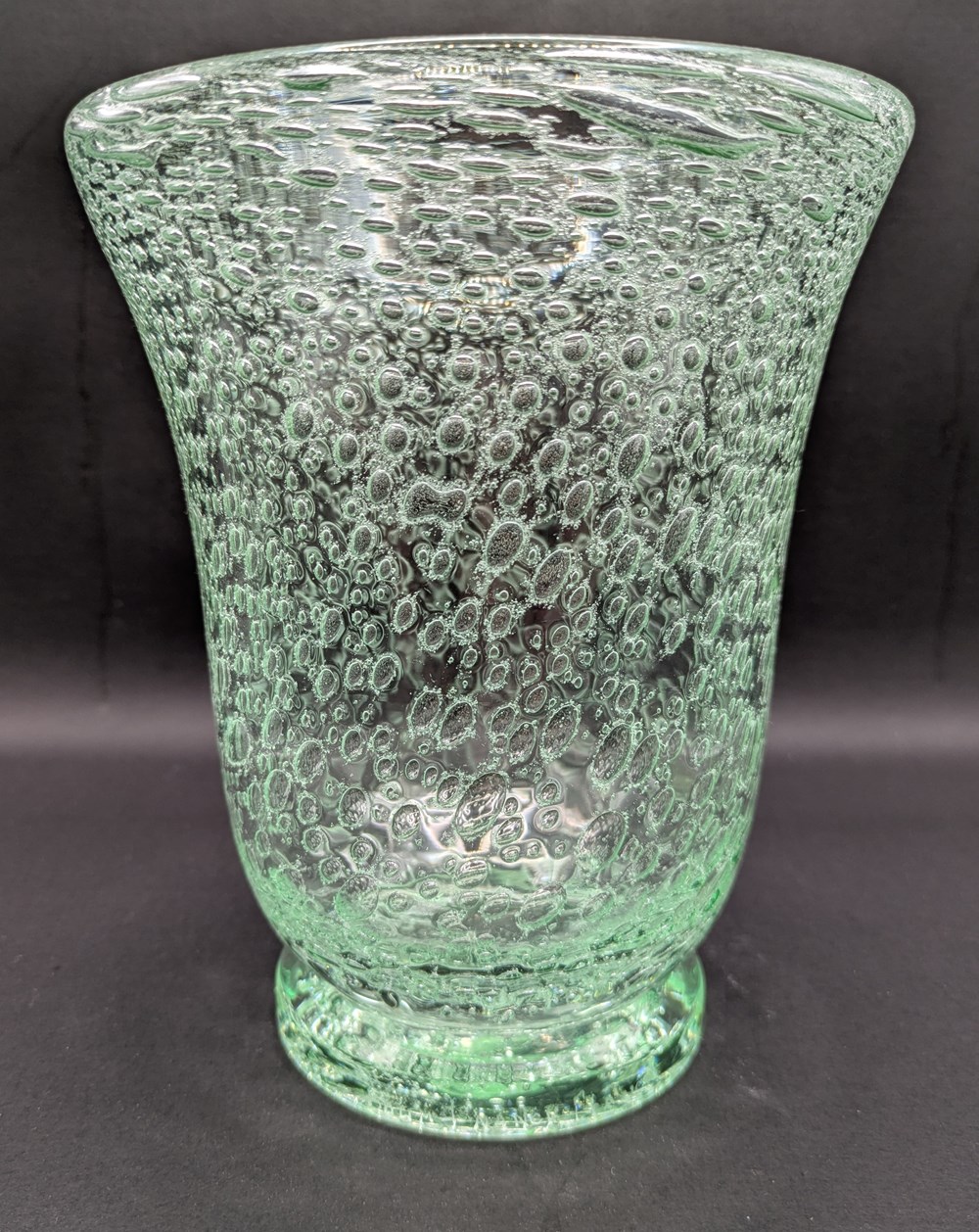 Verre - Vase Daum bullé en verre vert teinté dans la masse art antiquites verrerie verre vase daum bulle en verre vert teinte dans la masse