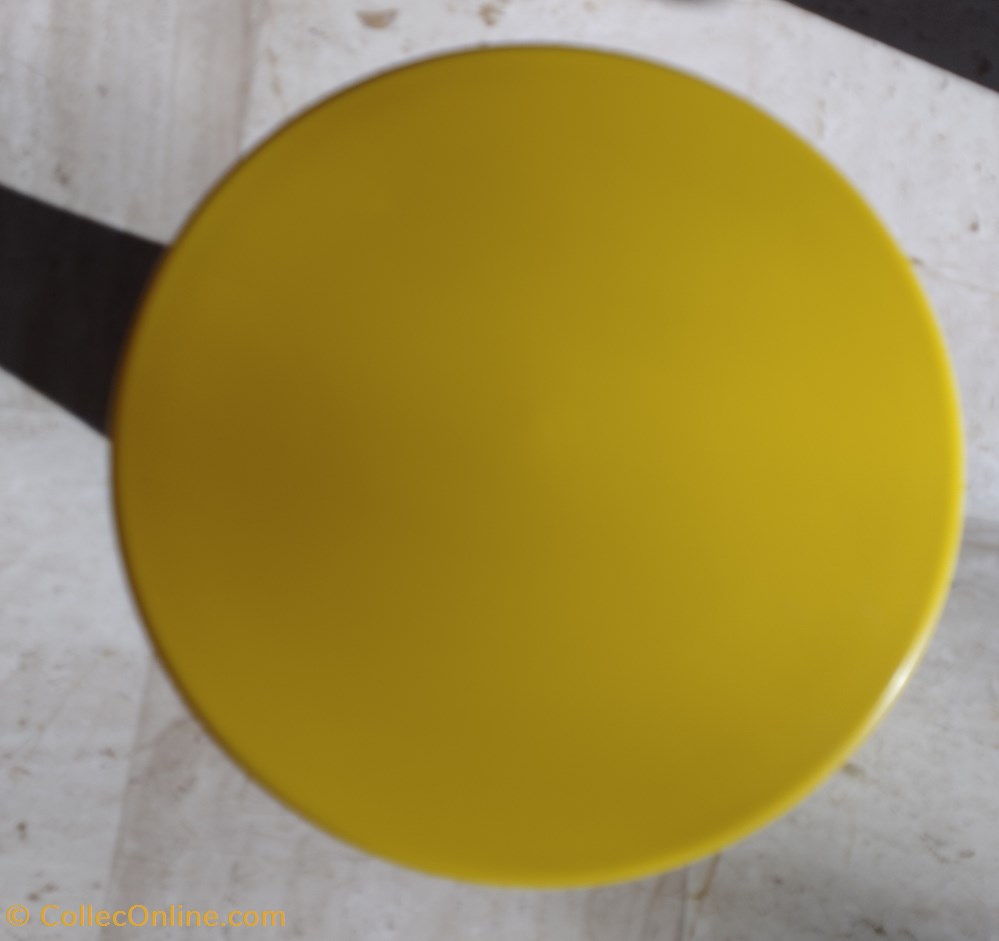 art antiquites meubles siege tabouret plastique jaune