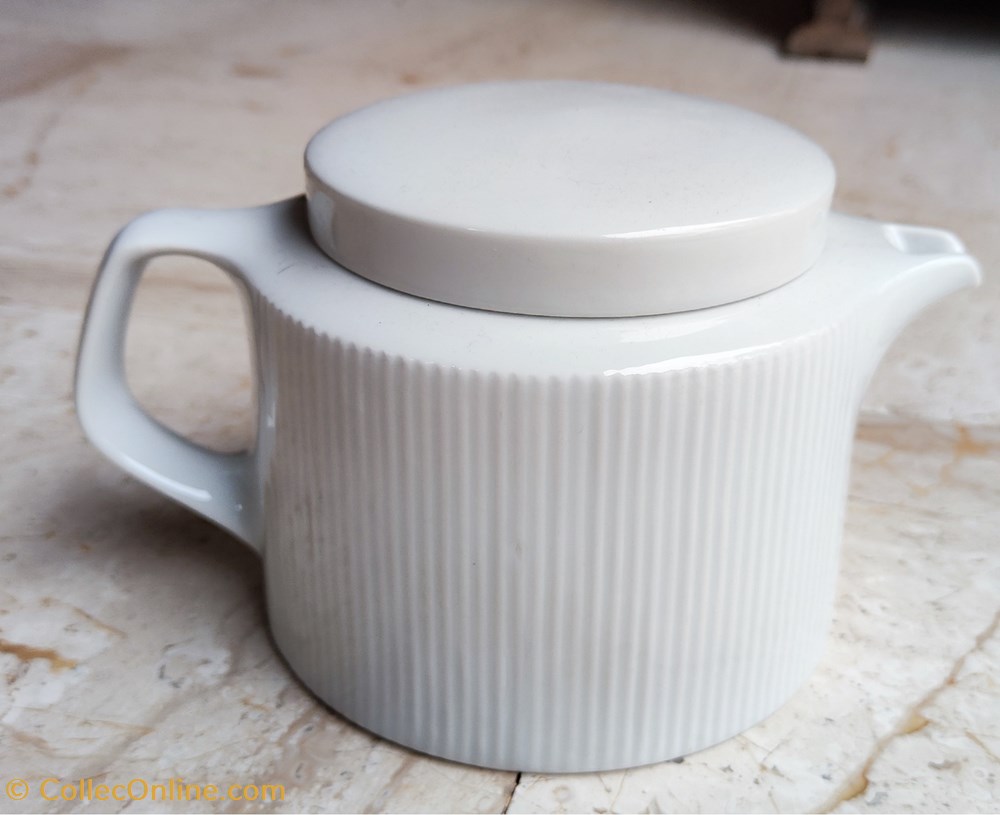 Porcelaine blanche - Théière Bauscher Weiden basse blanche design 80s avec couvercle à strilles art antiquites porcelaine blanche theiere bauscher weiden basse blanche design 80s avec couvercle a strilles