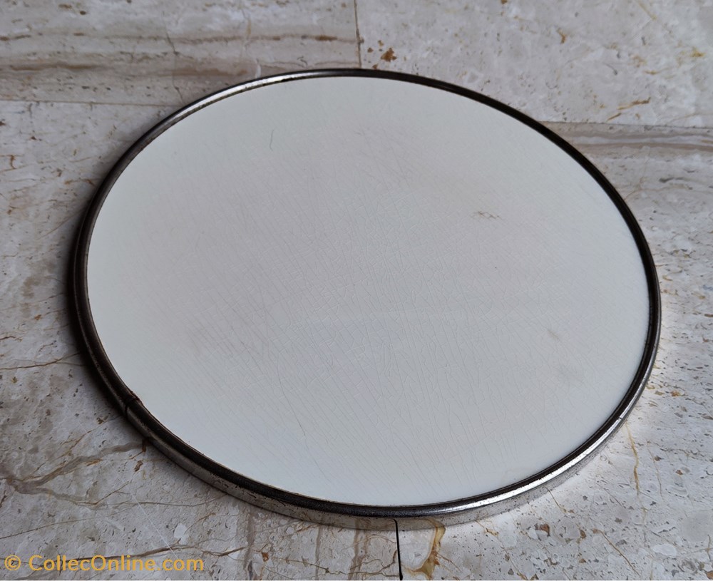 art antiquites ceramique craquele plateau creme a contour cercle de metal