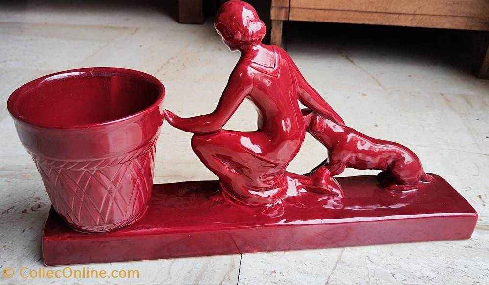 art antiquites ceramique cache pot femme au chien