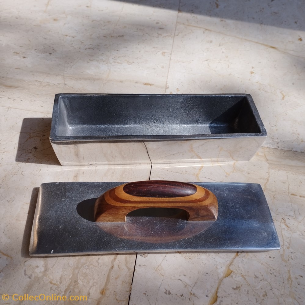 art antiquites boites coffrets metal fonte aluminium boite a bijoux ou plumiers avec hanse en bois precieux