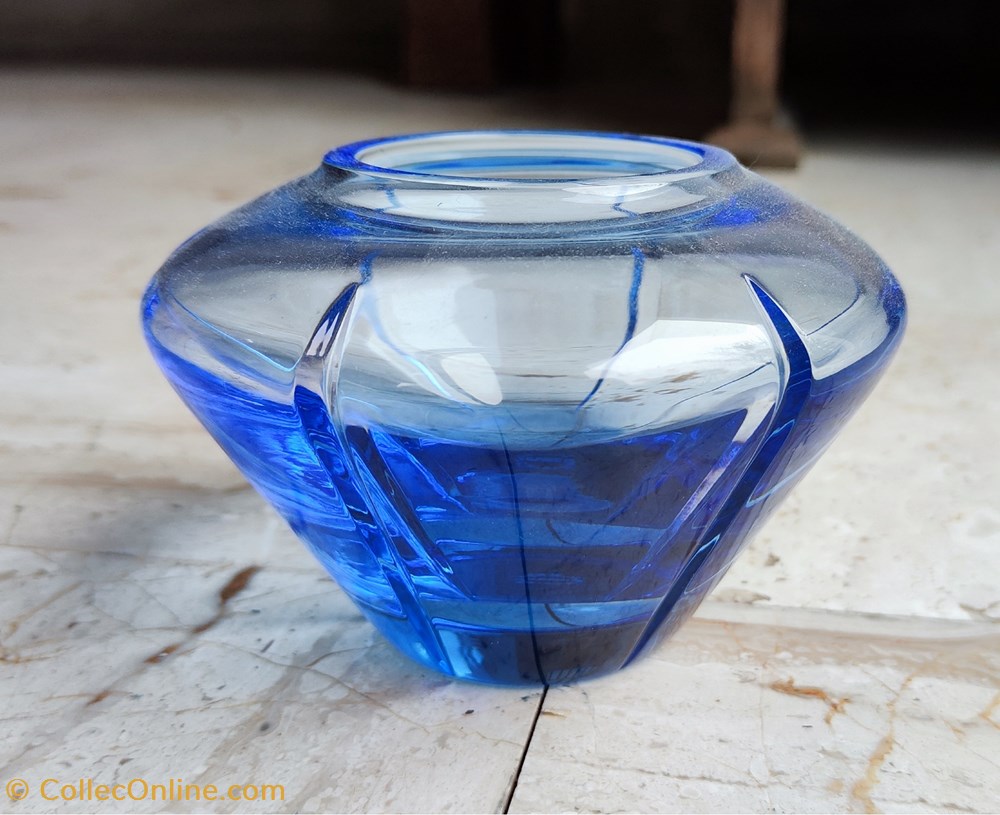 Verre - Vase Sèvres bleu à pans coupés - Art & Antiquités