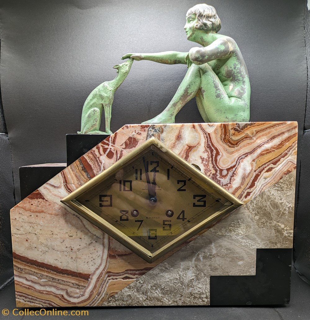 Métal - Horloge en marbre avec femme et lévrier en régule à patine vert-gris 2 art antiquites metal horloge en marbre avec femme et levrier en regule a patine vert gris