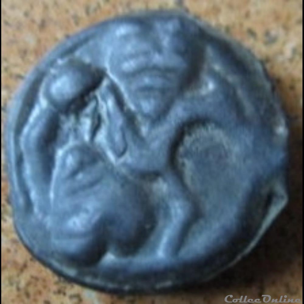 DT2656 Potin au cheval et aux deux têtes coupées monnaie antique gauloise dt2656 potin au cheval et aux deux tetes coupees