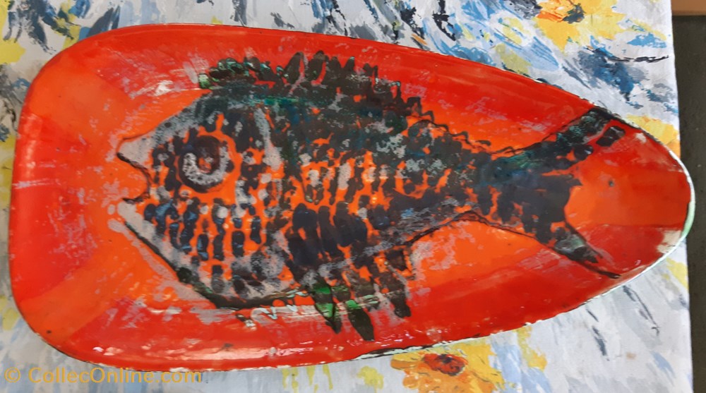 Plat rouge (poisson) art antiquites ceramiques poteries plat rouge poisson