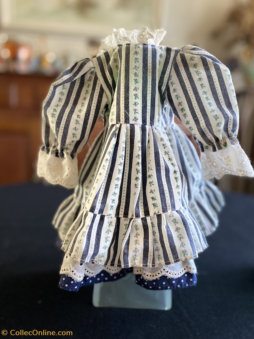 jeux jouets poupees robe poupee de collection a rayures