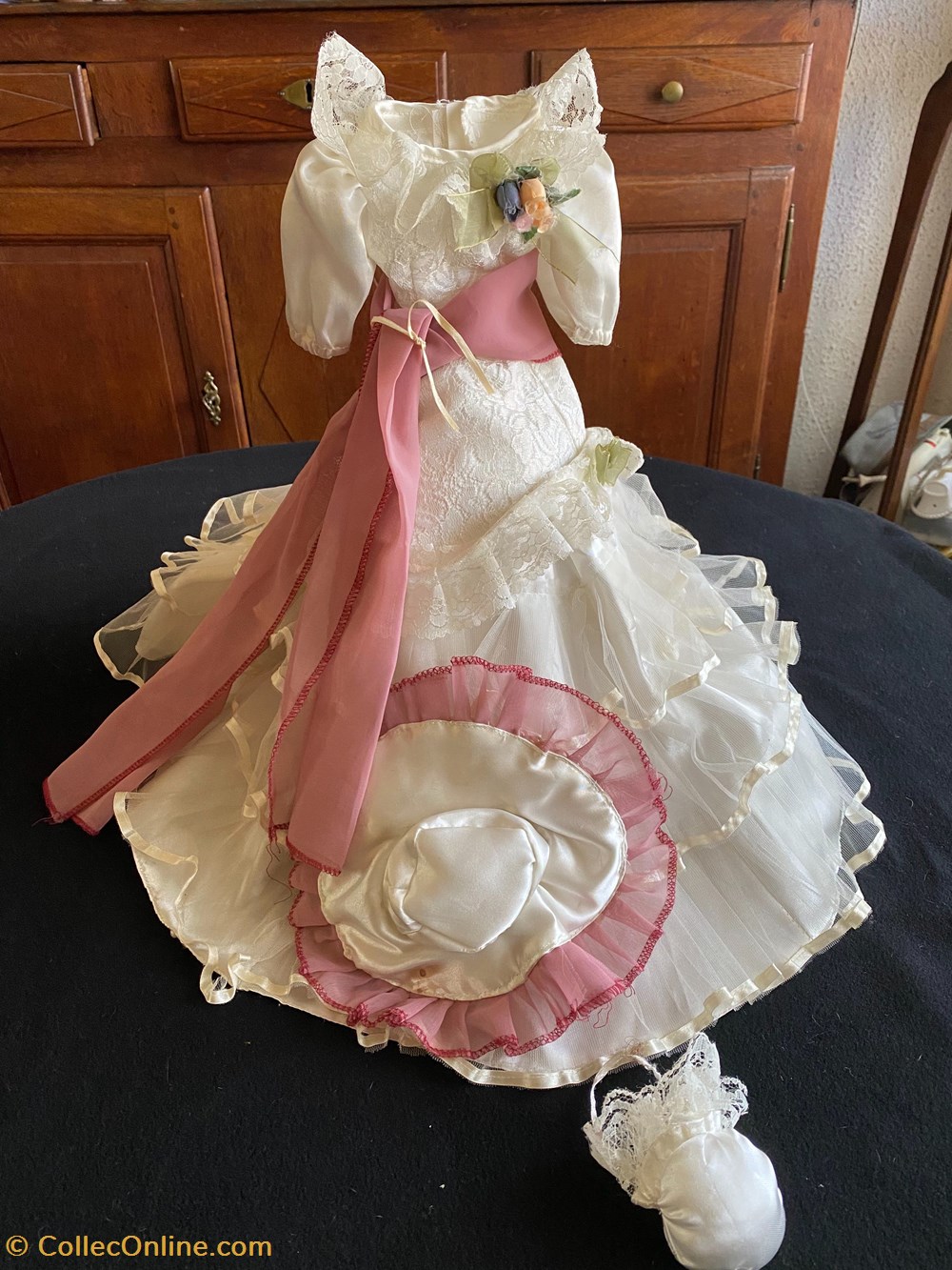 jeux jouets poupees robe de bal poupee de collection