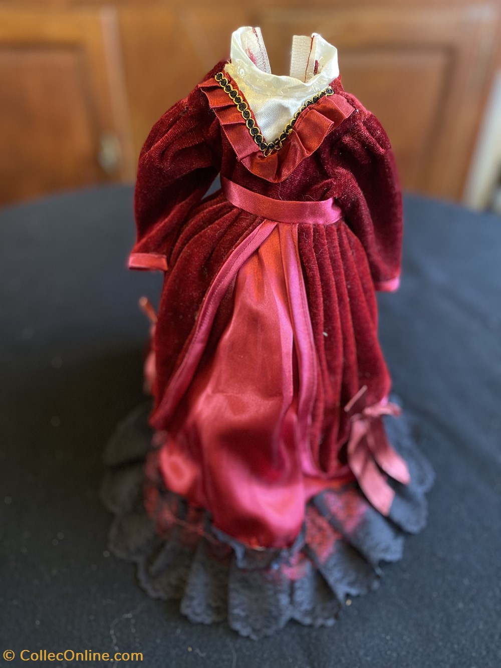 Robe de poupée de collection de la Cour Du Roi jeux jouets poupees robe de poupee de collection de la cour du roi