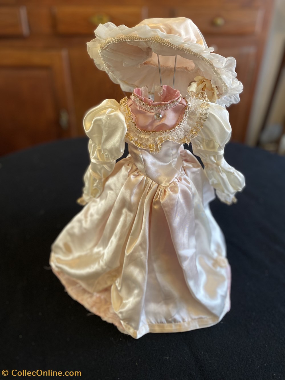 Robe de poupée de collection marquise jeux jouets poupees robe de poupee de collection marquise