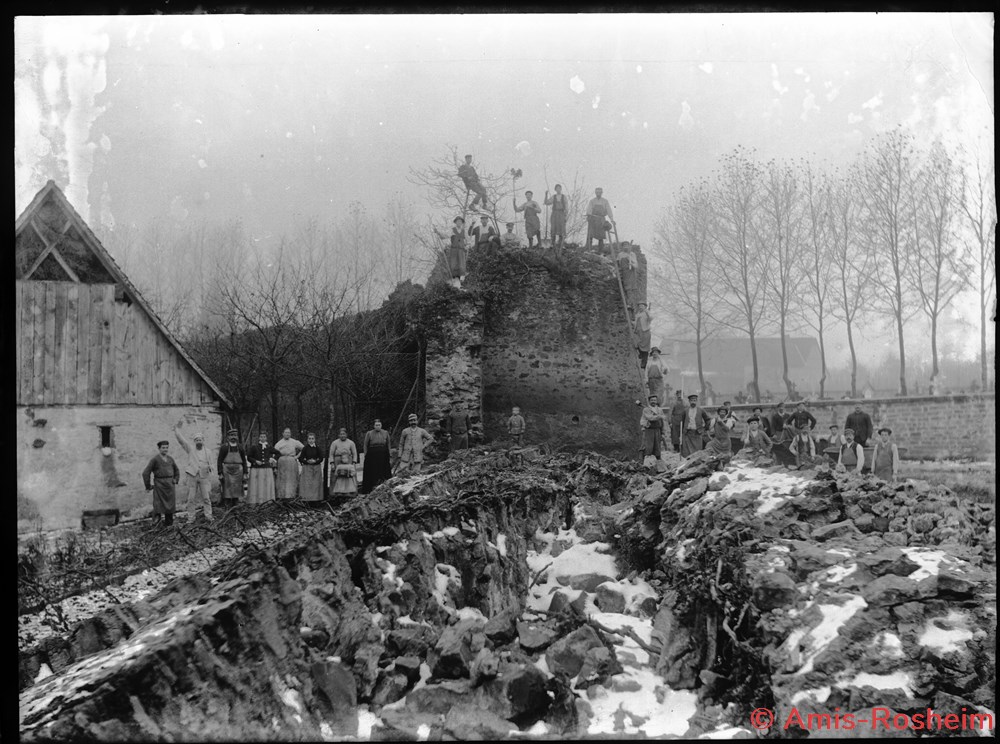 Démolition de la porte du moulin divers demolition de la porte du moulin