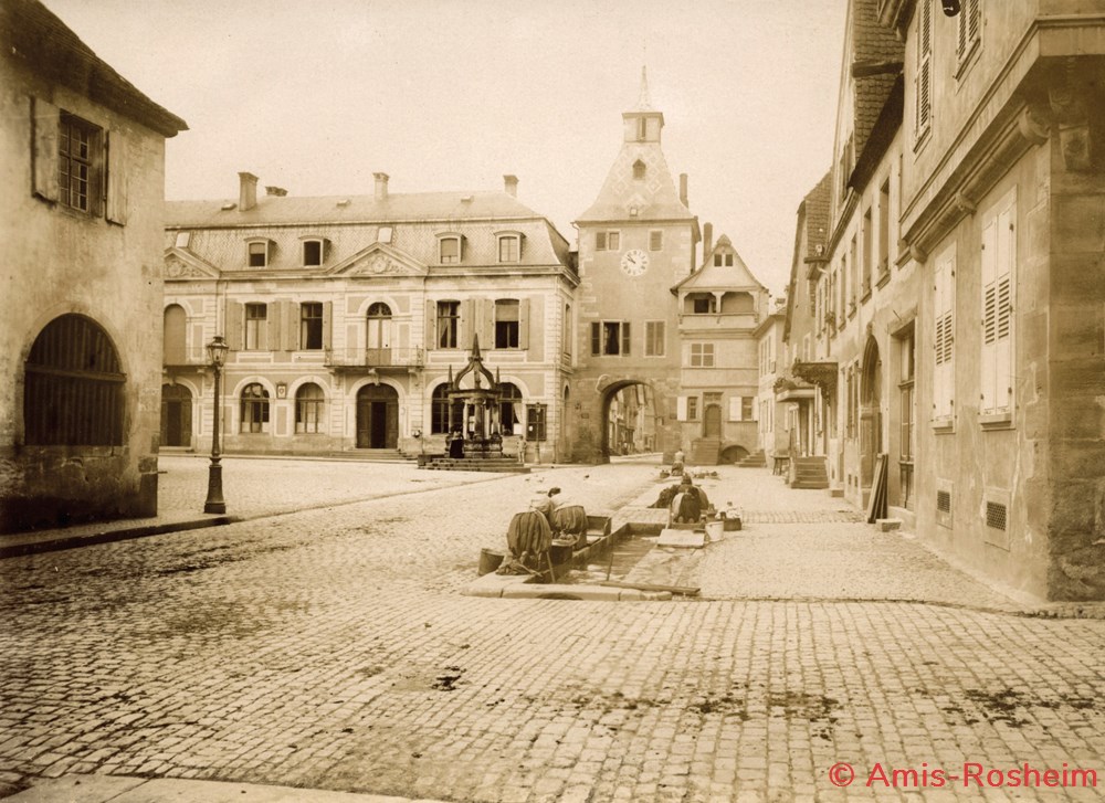 La porte de l'Hôtel de Ville ou Zittgloeckel : autrefois 6 divers la porte de hotel de ville ou zittgloeckel autrefois