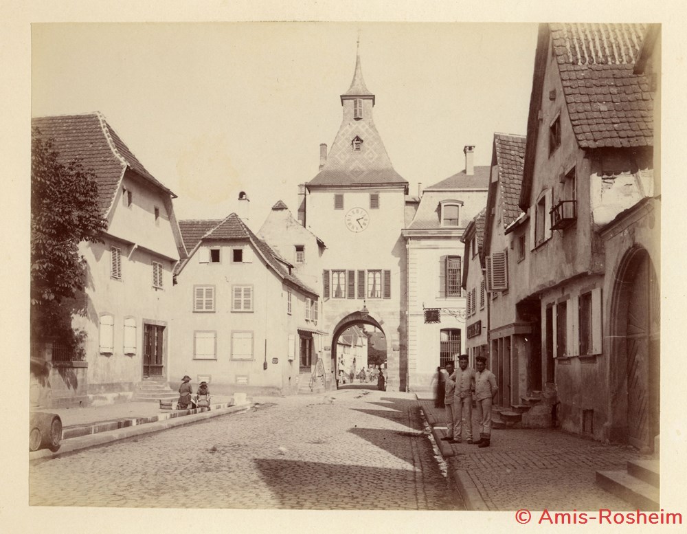 La porte de l'Hôtel de Ville ou Zittgloeckel : autrefois 4 divers la porte de hotel de ville ou zittgloeckel autrefois