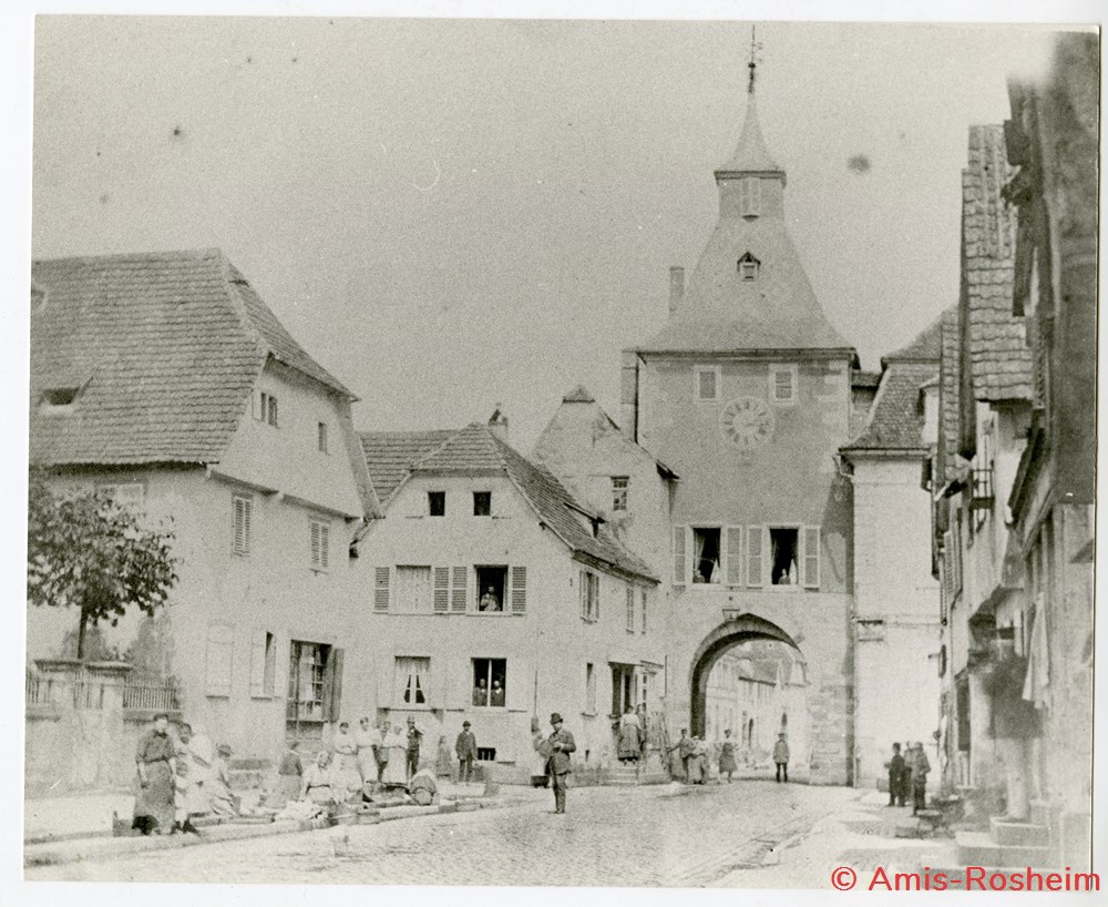 La porte de l'Hôtel de Ville ou Zittgloeckel : autrefois 3 divers la porte de hotel de ville ou zittgloeckel autrefois