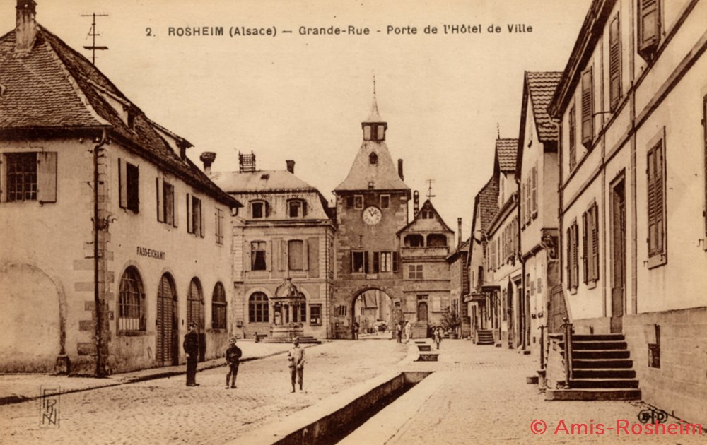 La porte de l'Hôtel de Ville ou Zittgloeckel : autrefois 5 divers la porte de hotel de ville ou zittgloeckel autrefois