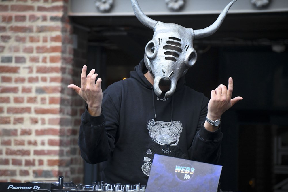 Dj Bufalo a mis l'ambiance lors de la convention. divers web3lillephotoslantenoisedouard18 1