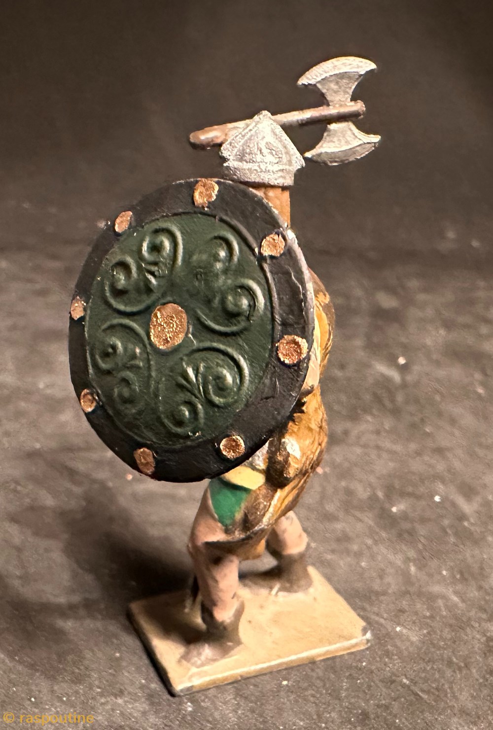 Gaulois avec hache et bouclier 2 figurines historique antiquite gaulois avec hache et bouclier