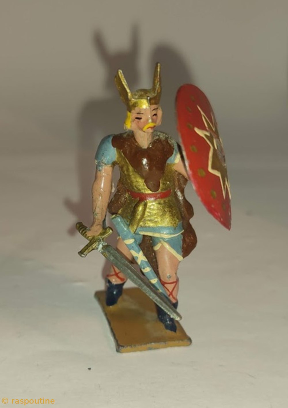 Gaulois avec épée et bouclier (chef) figurines historique antiquite gaulois avec epee et bouclier chef