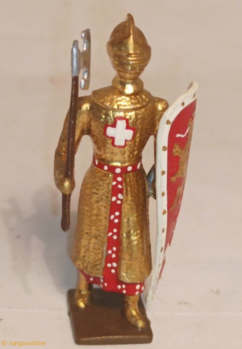 Croisé, cotte dorée, heaume, avec hache et bouclier bleu ""lion""" figurines historique moyen age croise cotte doree heaume avec hache et bouclier bleu lion