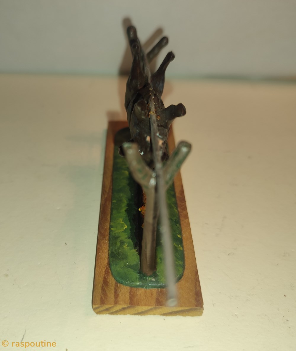 figurines sanglier sur sa broche en train de cuire