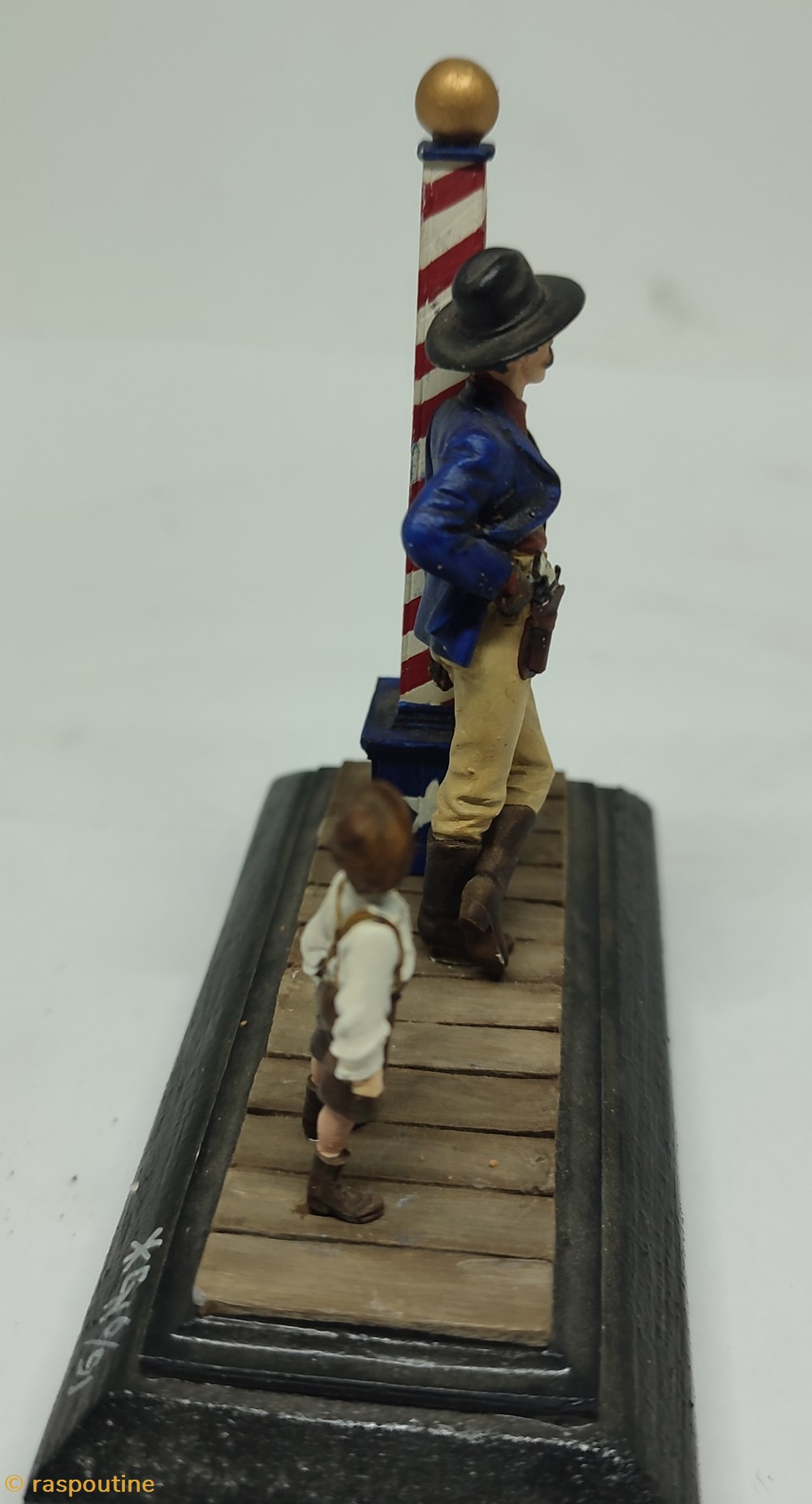 Cowboys et enfant dans la rue 2 figurines cowboys et enfant dans la rue
