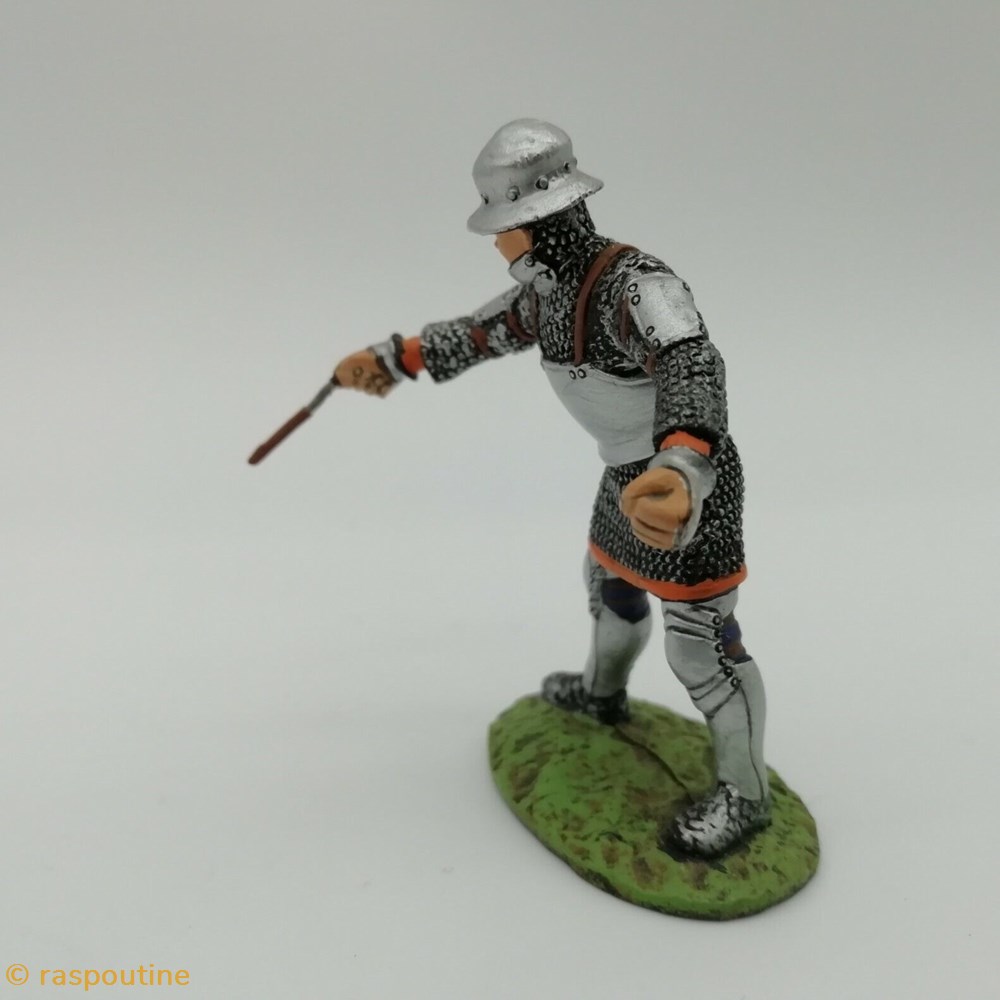 Servant allumant la mèche 2 figurines historique moyen age servant allumant la meche