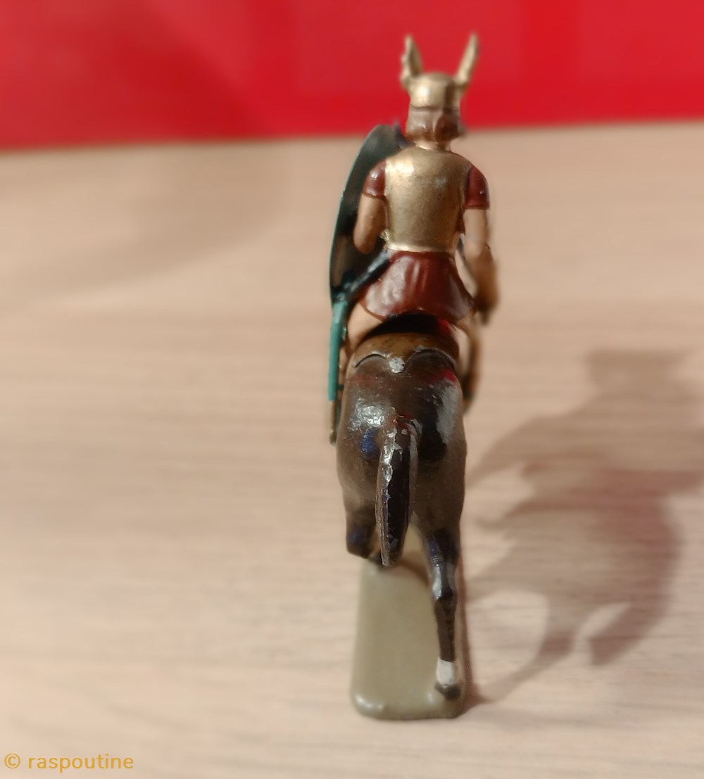 figurines historique antiquite cavalier gaulois avec casque aile avec glaive et bouclier