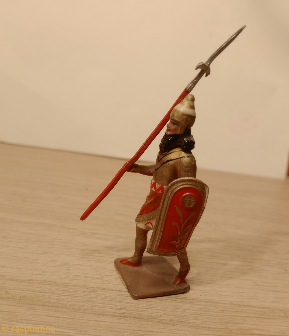 figurines historique antiquite assyrien avec lance tunique rouge et or